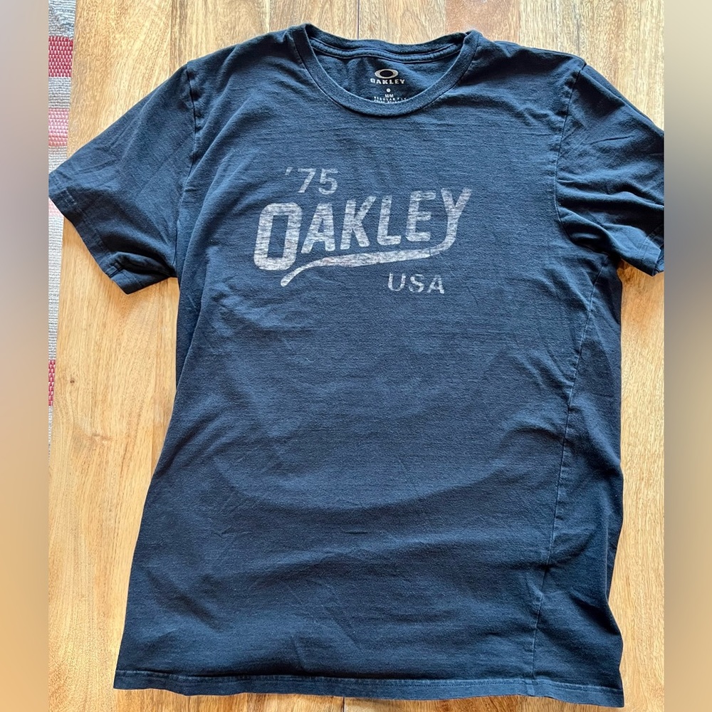 Oakley men’s medium classic vintage style shirt